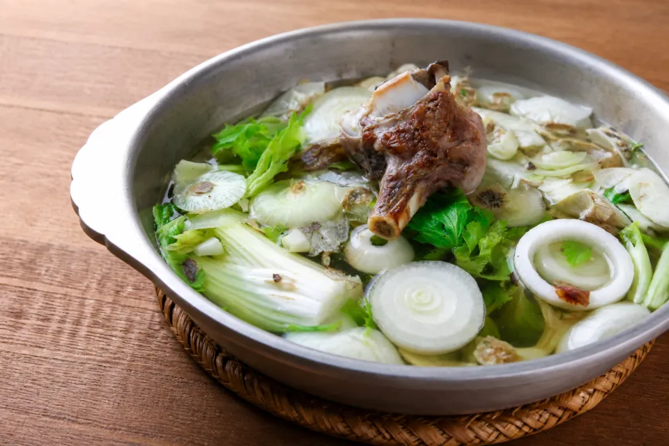 お山のカフェレストラン グリーンテラス雲仙の骨と香味野菜からフォン・ド・ヴォーを仕込む様子