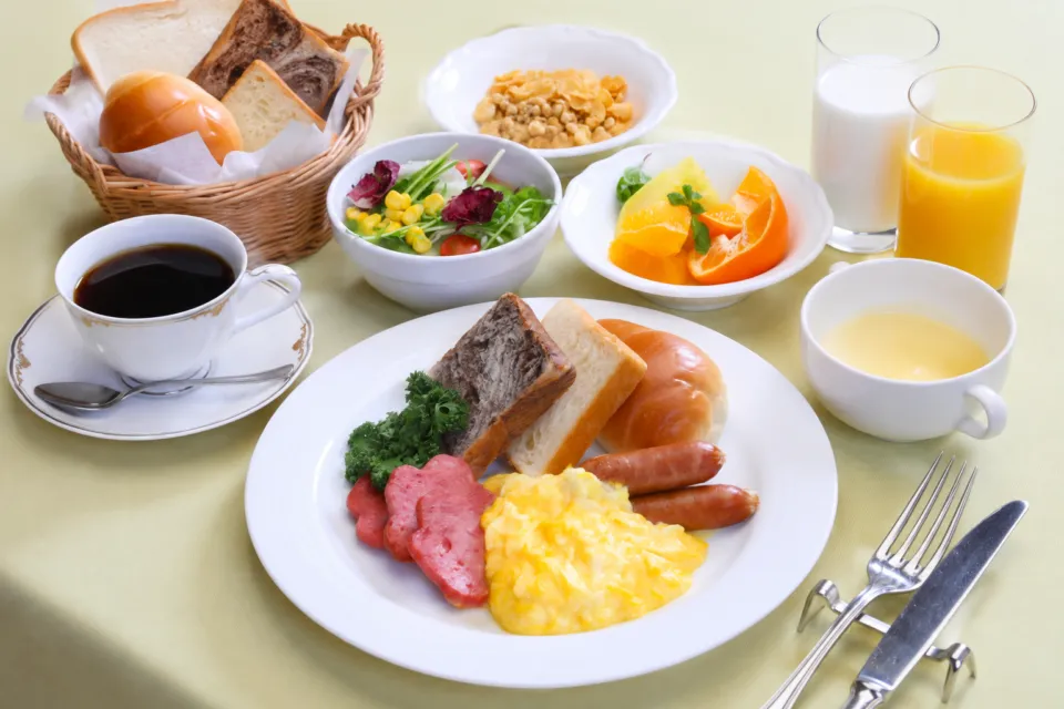 グリーンヒルホテル尾道のパンや卵料理などを盛り付けた朝食の一例