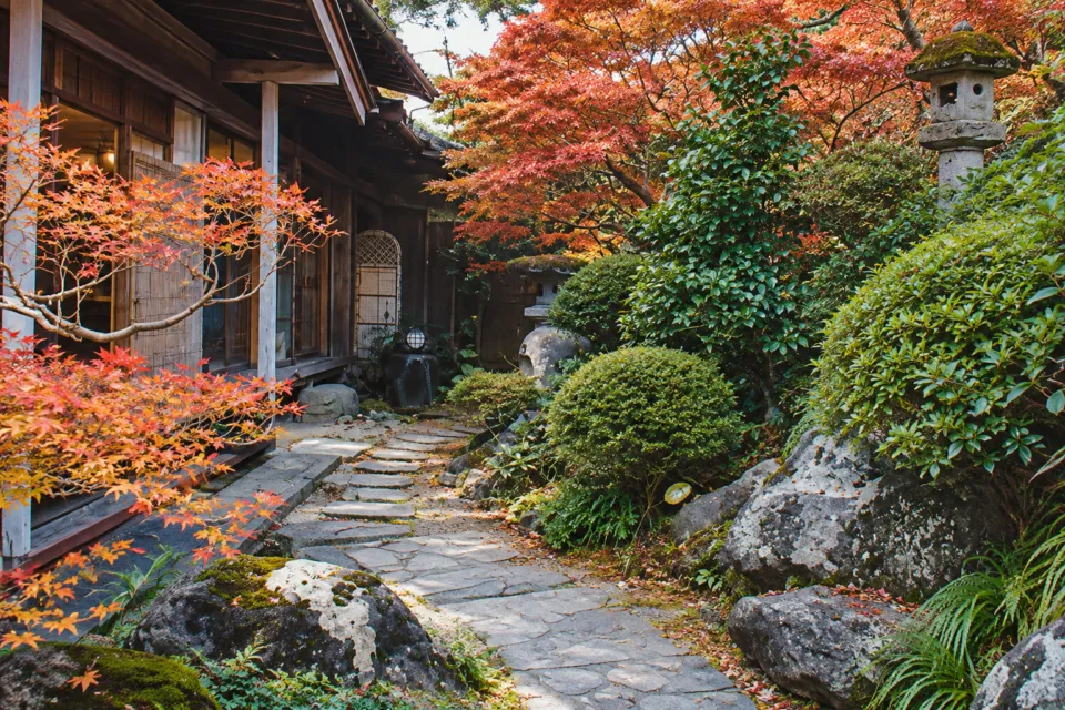 備前屋の紅葉と石畳の庭園
