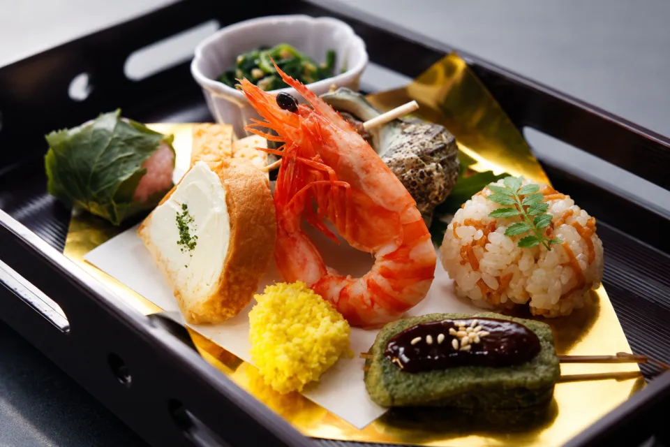 備前屋の海老や小鉢を盛った前菜