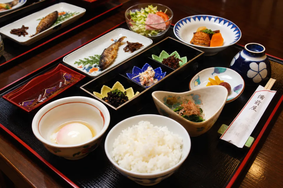 備前屋のご飯と小鉢を並べた和朝食