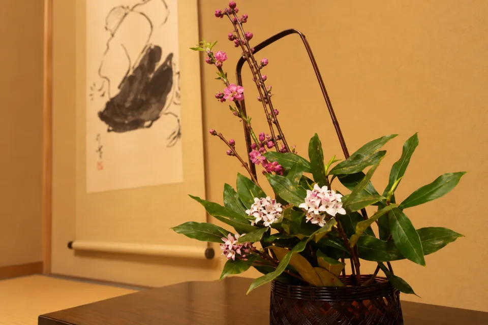 備前屋の掛軸の前に飾られた花