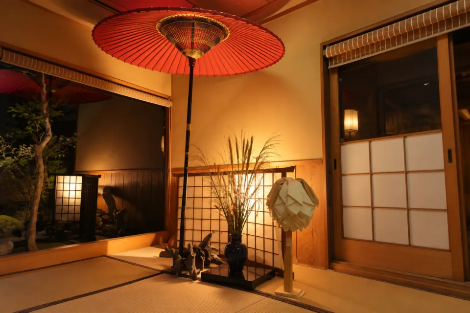 備前屋の和傘を飾った館内のしつらい