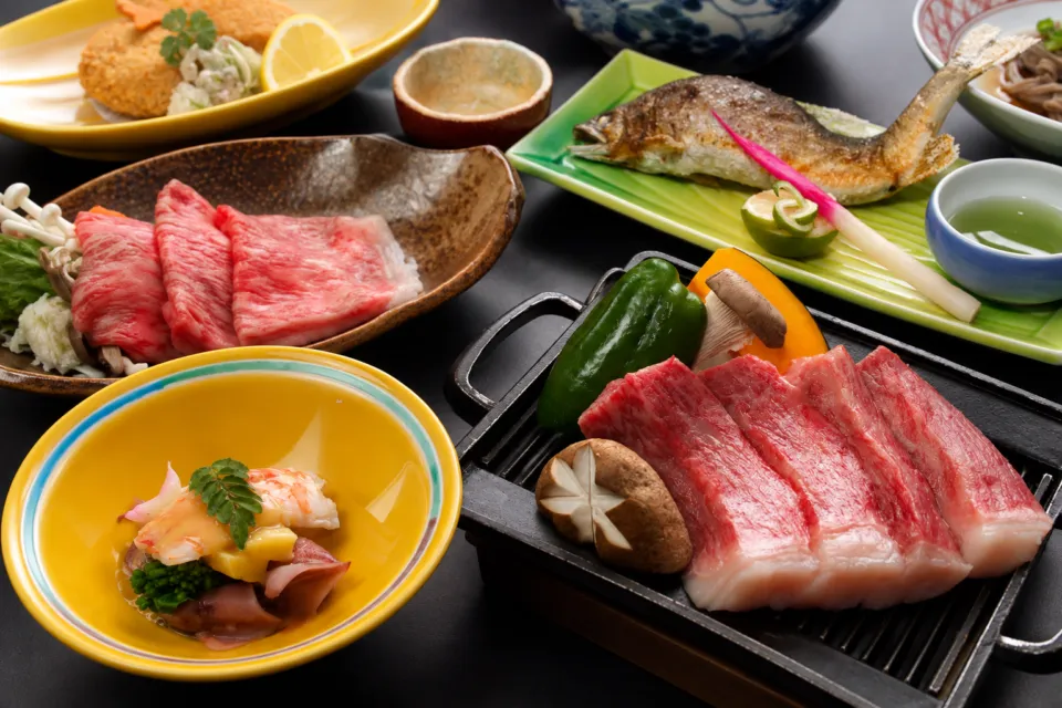 備前屋の牛肉と焼き魚を並べた料理