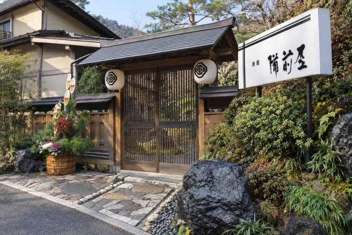 備前屋の門松と提灯のある門