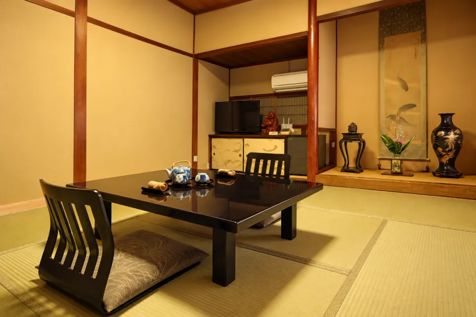 備前屋の床の間と座卓のある和室