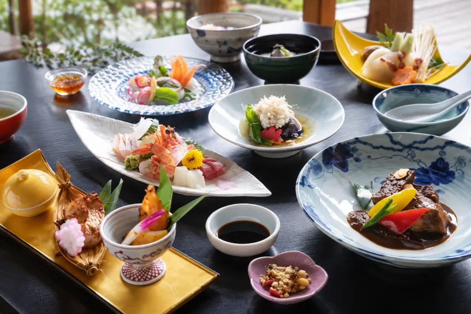 楊貴妃浪漫の宿 玉仙閣の器に盛り付けた会席料理