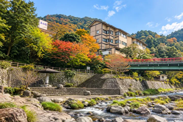 楊貴妃浪漫の宿 玉仙閣の川辺から見た建物外観