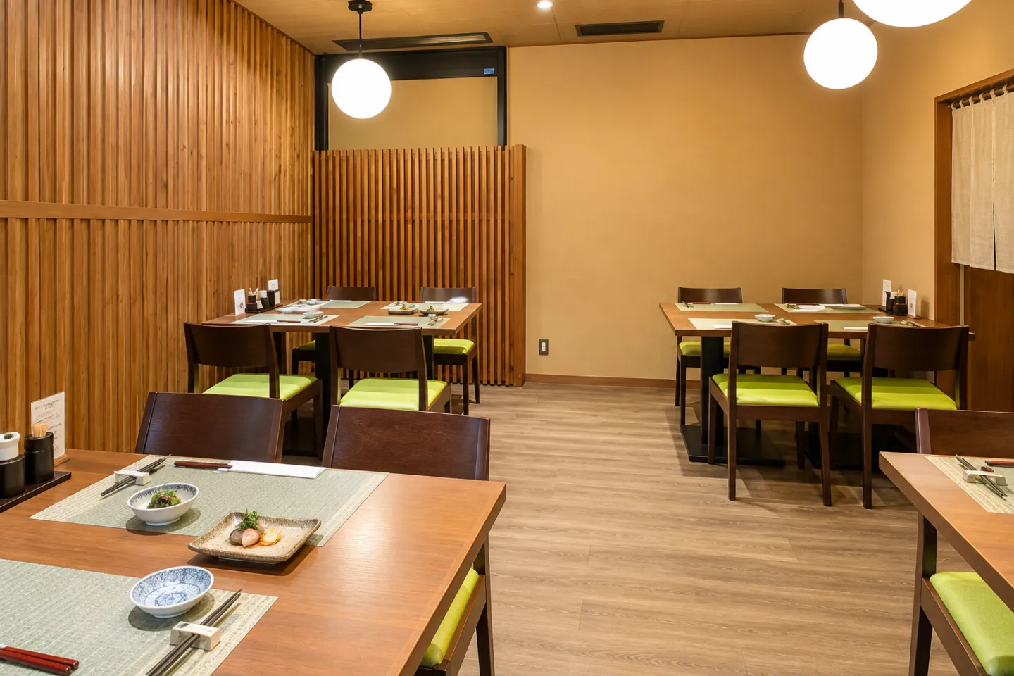 牛毘亭のテーブル席の店内