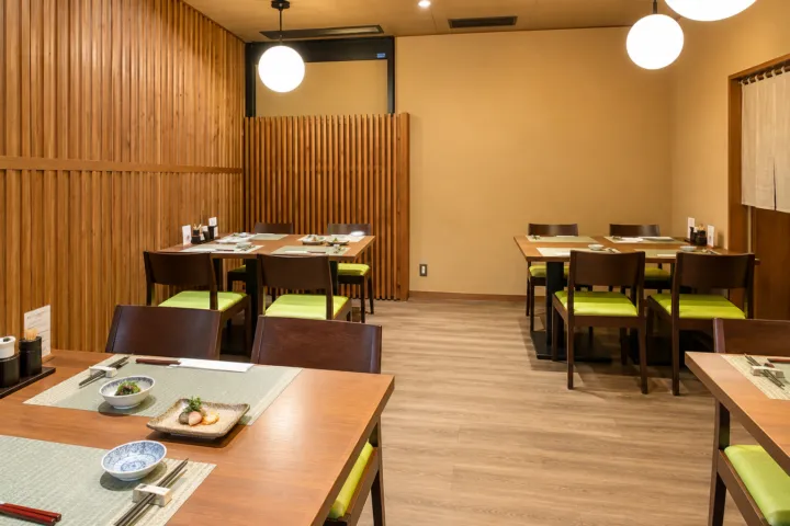 牛毘亭のテーブル席の店内