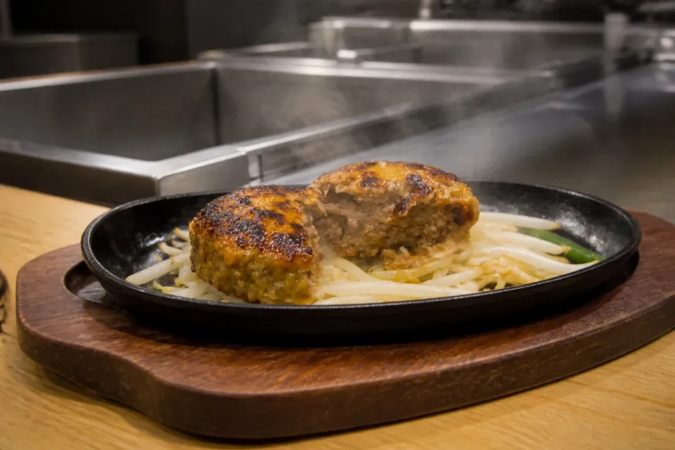ぎゅう丸 嬉野本店の箸を入れると肉汁が広がるハンバーグ