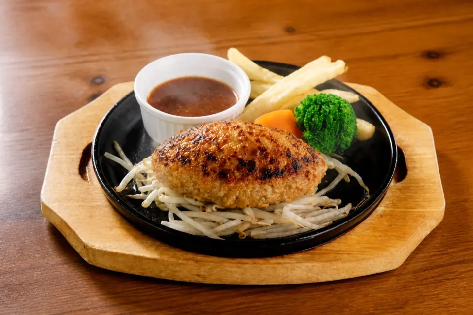 ぎゅう丸 嬉野本店の鉄板で焼き上がったハンバーグ