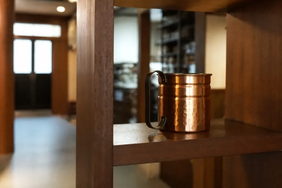 ぎゅう丸 嬉野本店の銅色のマグカップ