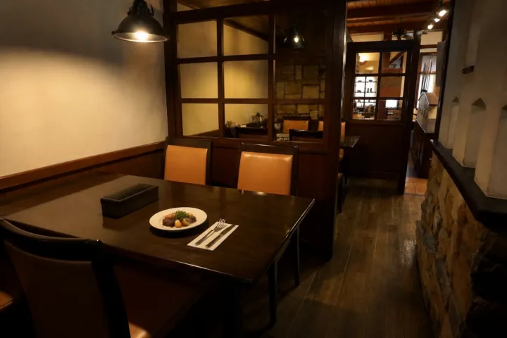ぎゅう丸 嬉野本店の木製テーブルが並ぶ温かな店内