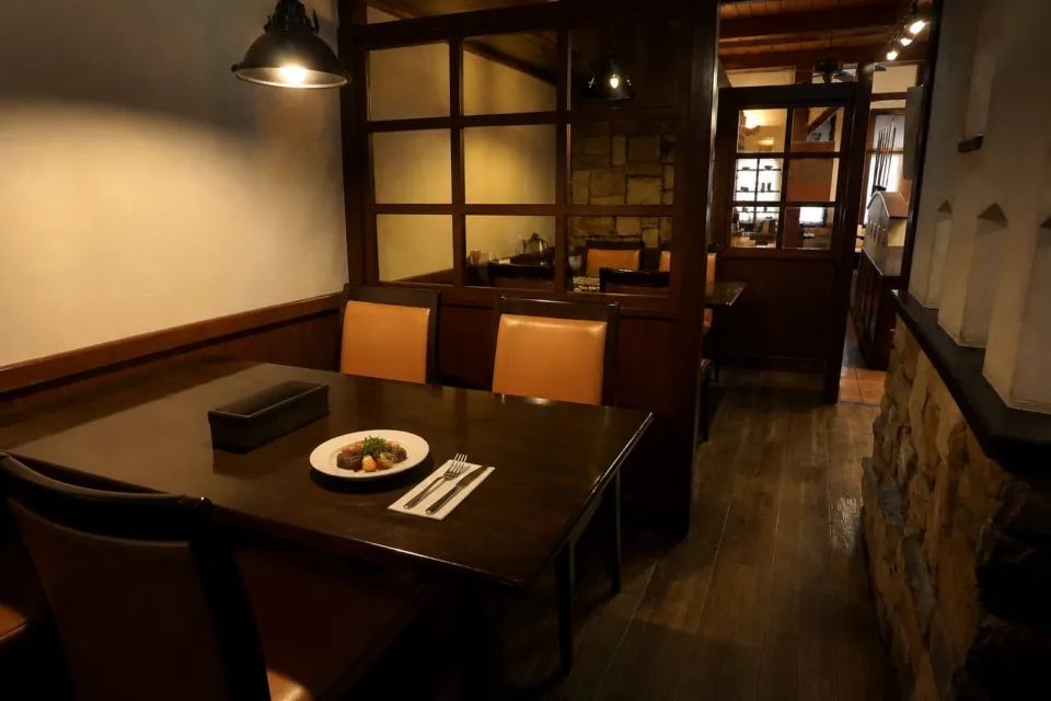 ぎゅう丸 嬉野本店の木製テーブルが並ぶ温かな店内