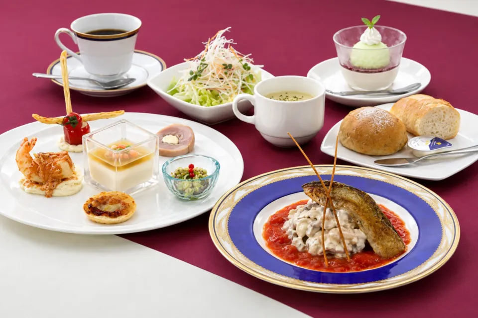 蜂の家のパンとデザート付き洋食セット