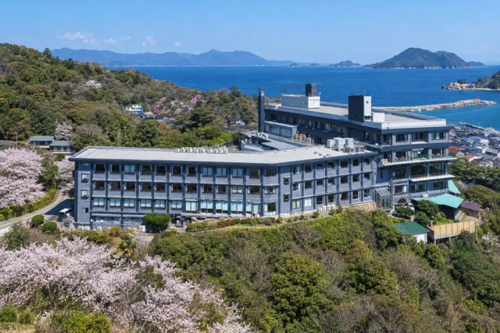 萩観光ホテルの笠山中腹に立つ建物外観