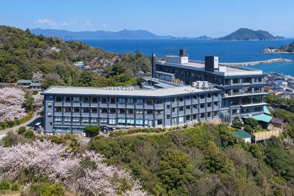 萩観光ホテルの笠山中腹に立つ建物外観