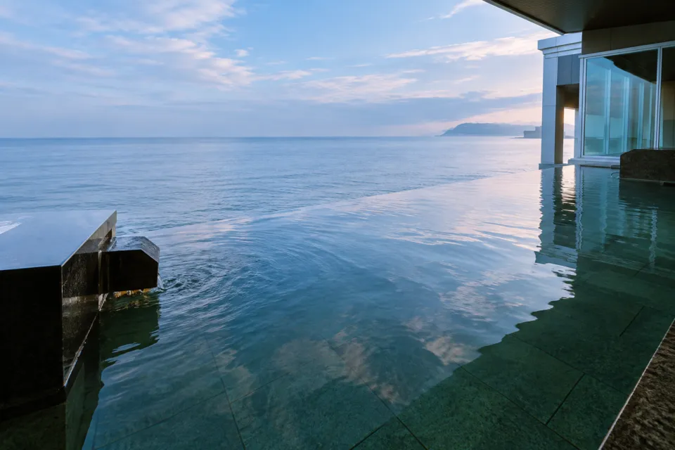 函館湯の川温泉 海と灯／ヒューイットリゾートの海を望む露天風呂