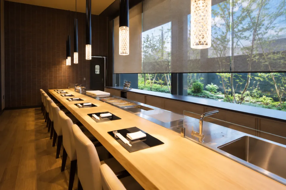 函館湯の川温泉 海と灯／ヒューイットリゾートの和食処のカウンター席