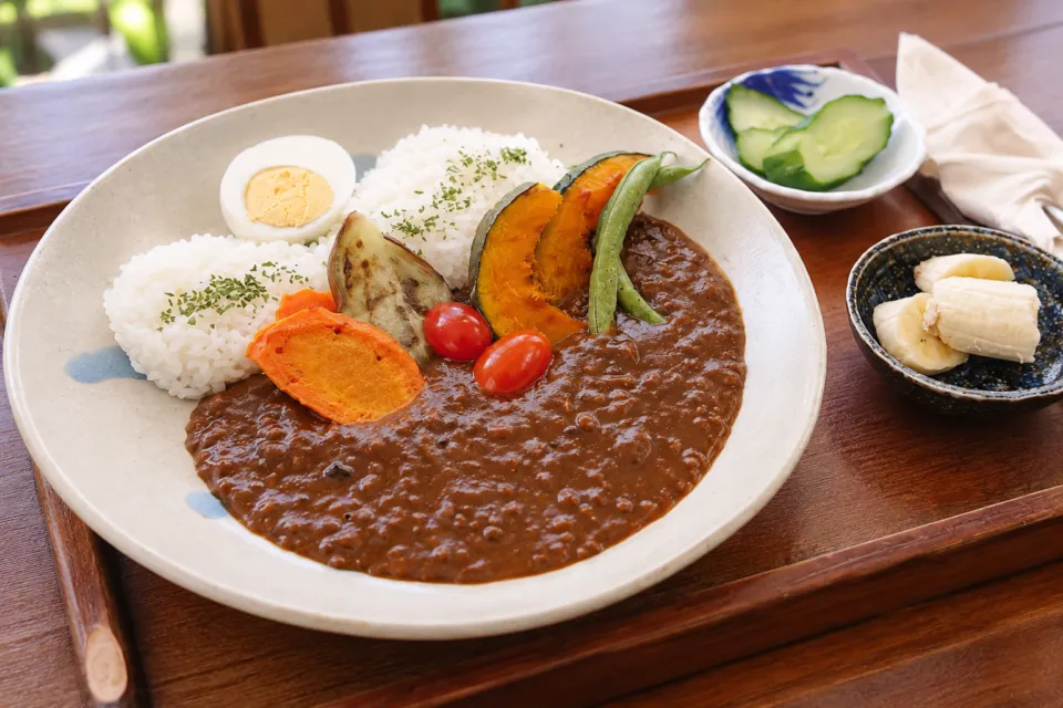 花笑み きくやの野菜と卵を添えた立小島カレー