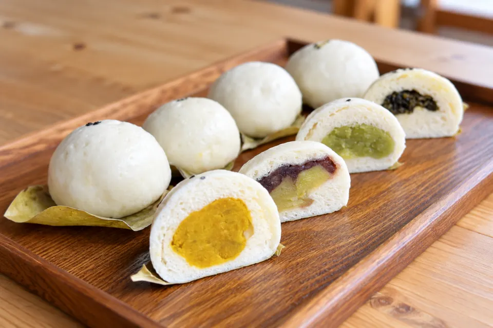 花笑み きくやの断面から餡が見えるそら豆だんご