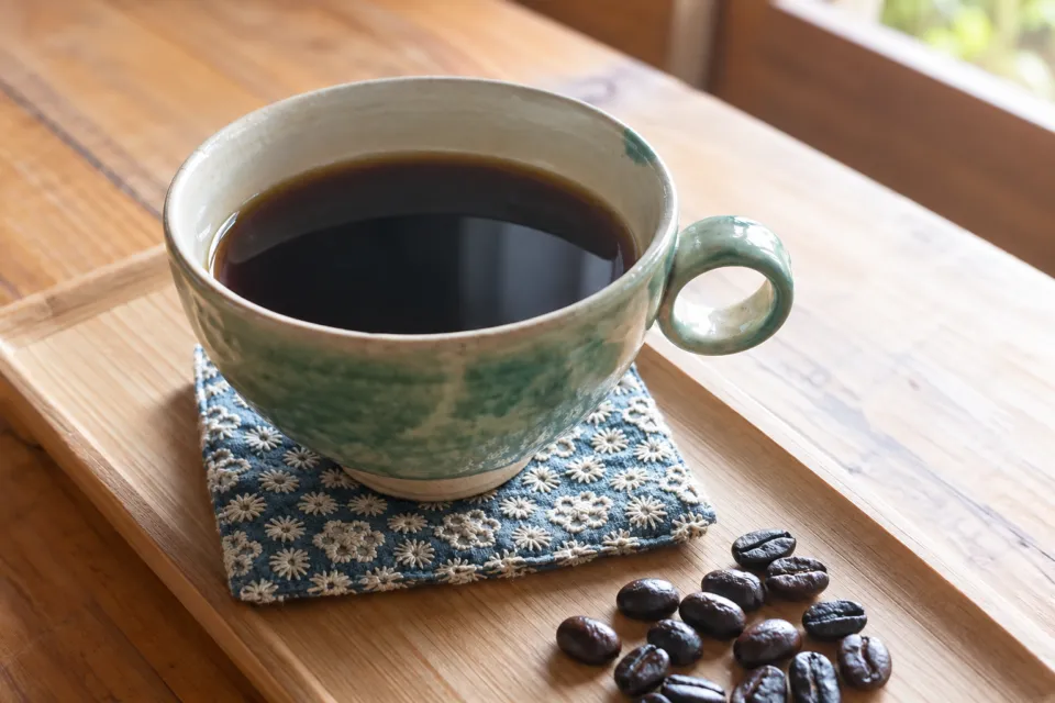 花笑み きくやの陶器のカップに入ったコーヒー