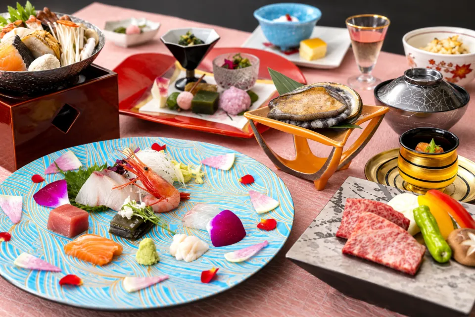 花乃丸の刺身や鮑を盛り付けた会席料理