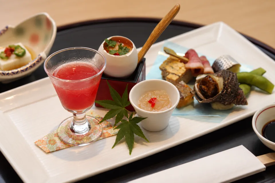 料亭・旅館 半月庵の会席料理の先付と小鉢