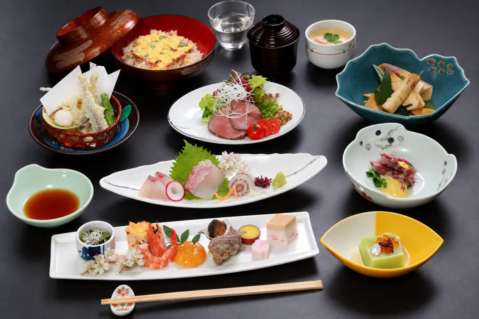 料亭・旅館 半月庵の色鮮やかな料理が並ぶ会席膳