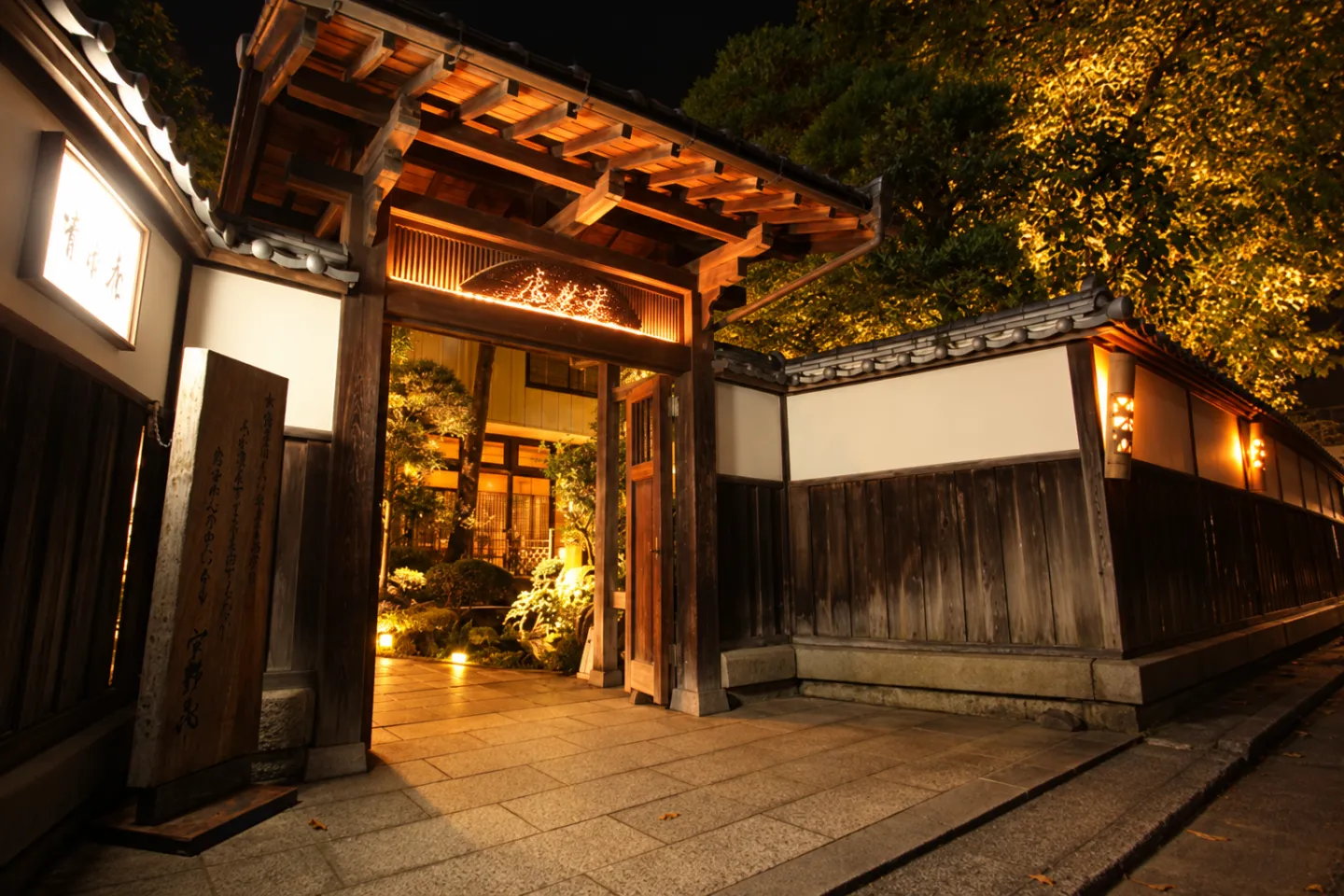 料亭・旅館 半月庵の夜の灯りに照らされた玄関