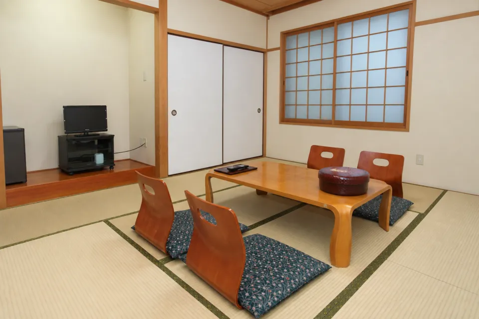 料亭・旅館 半月庵の端正な畳敷きの客室「ききょうの間」
