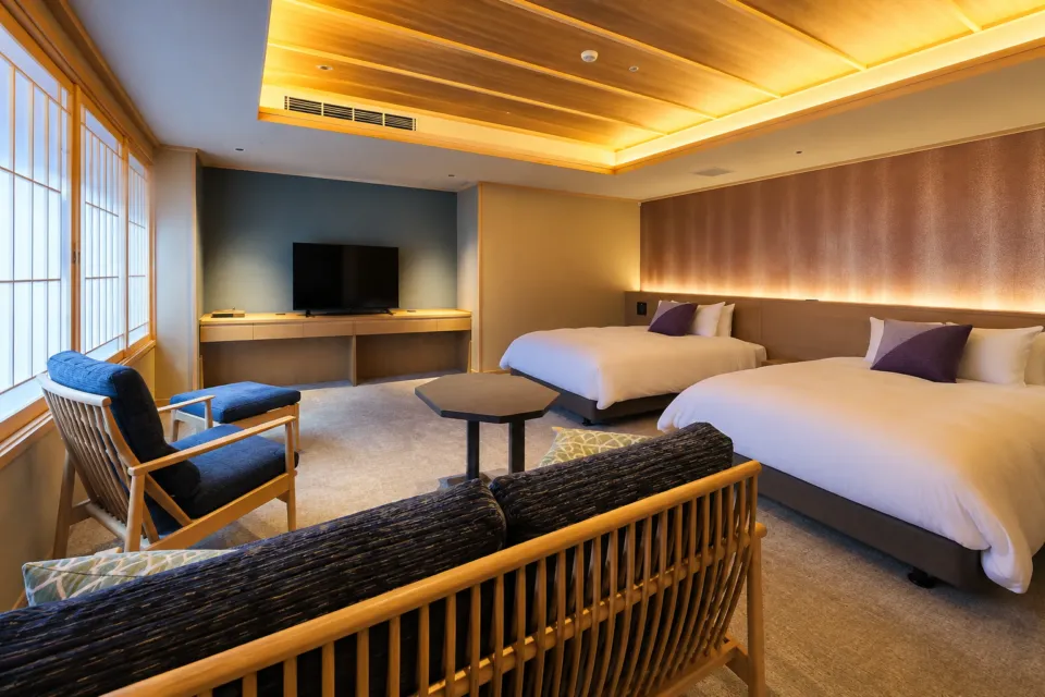 ひだホテルプラザの特別洋室 遊山巧匠のベッドと窓側