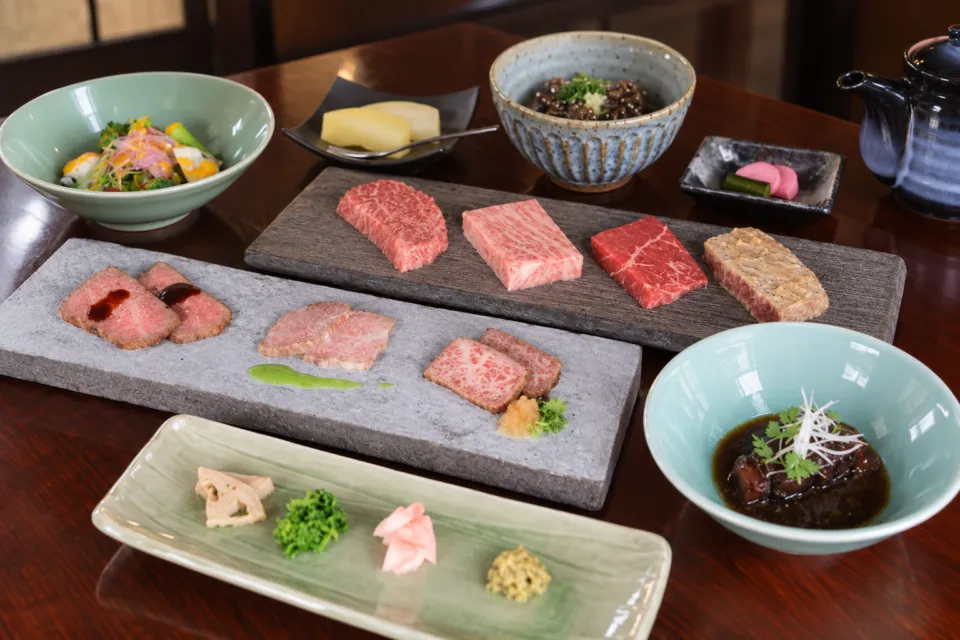 飛騨季節料理 肴の飛騨牛の部位を並べたコース料理