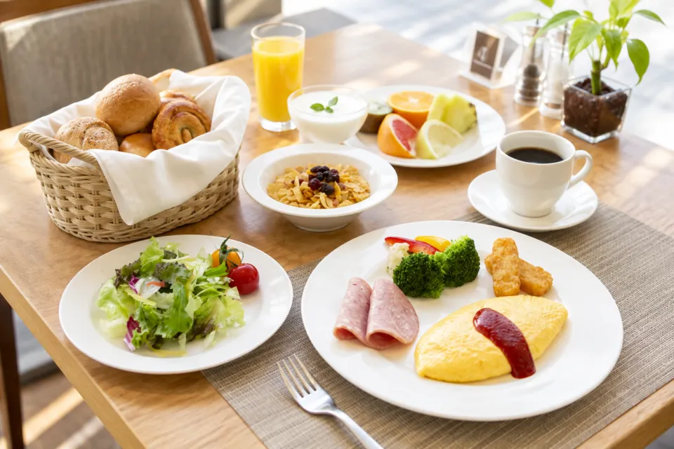 ヒルトン長崎のルームサービスの卵料理やパンを並べた食卓