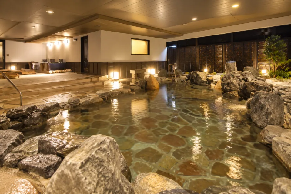 姫路キヤッスルグランヴィリオホテルの岩を配した浴場