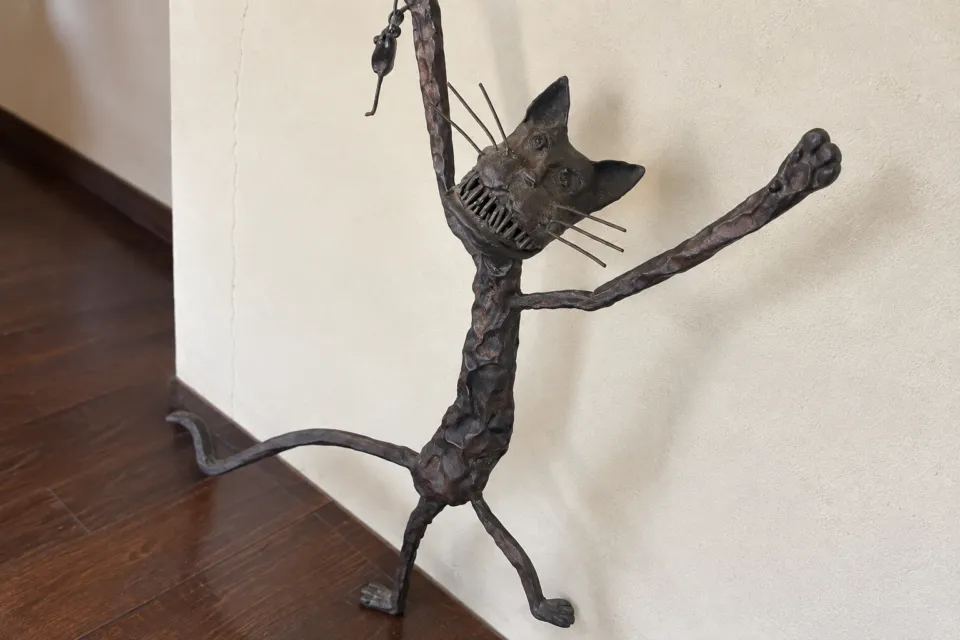 蒜山倶楽部 Nadjaのギャラリーにある猫の金属作品