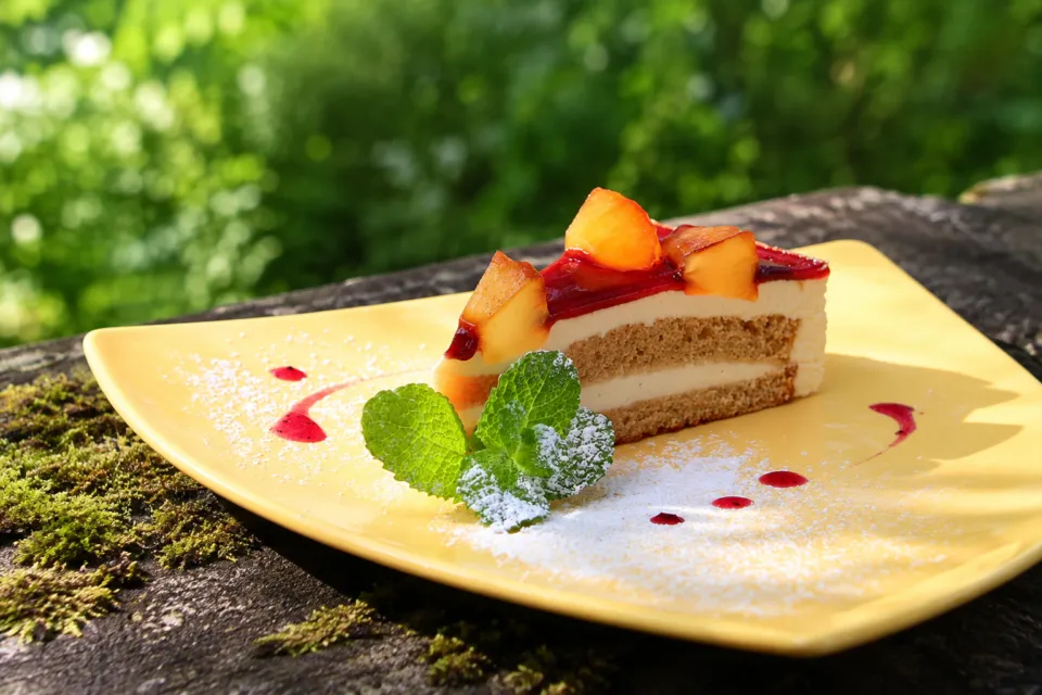 蒜山倶楽部 Nadjaの果物をのせたケーキ