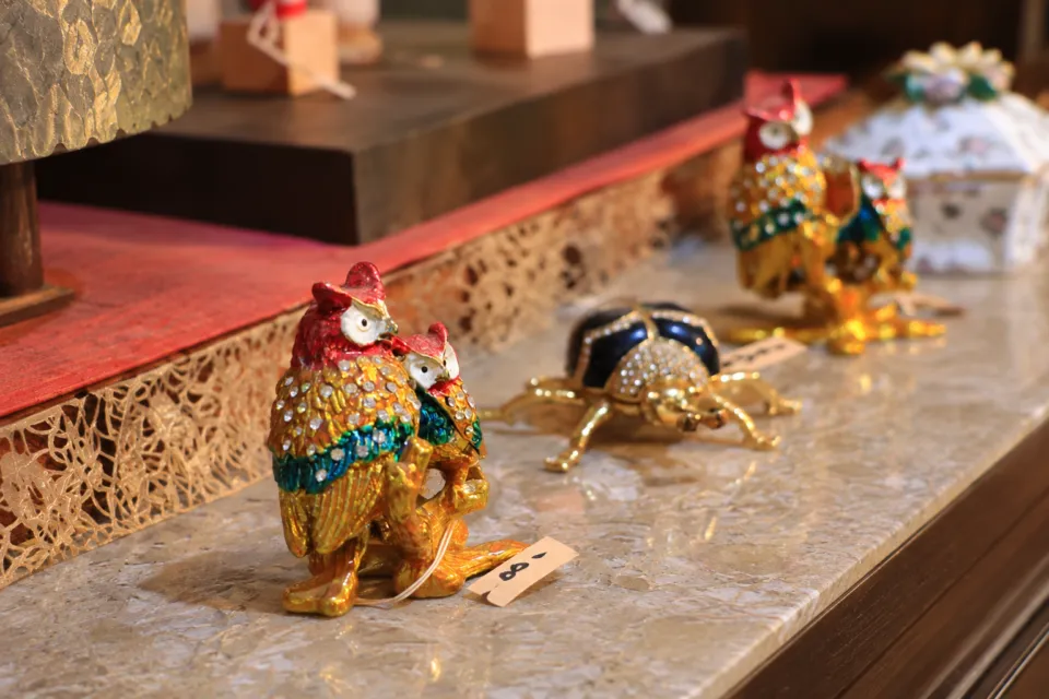 蒜山倶楽部 Nadjaのギャラリーに並ぶ鳥の置物