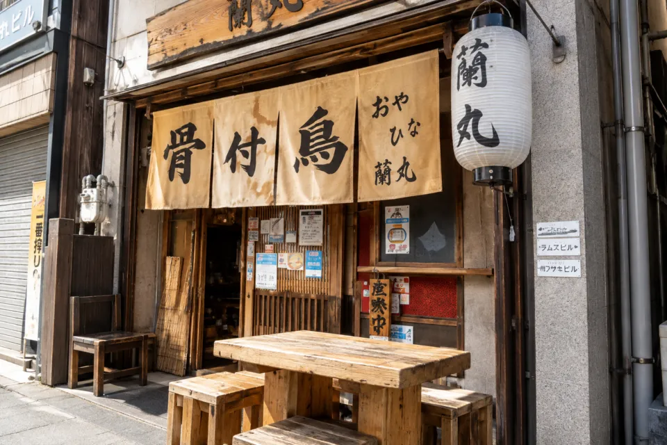 骨付鳥 蘭丸の暖簾と木枠の入口