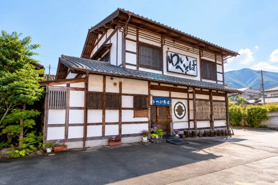 本格手打わへいそばの木造店舗外観