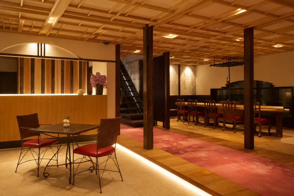 本館古勢起屋のロビーの受付カウンター