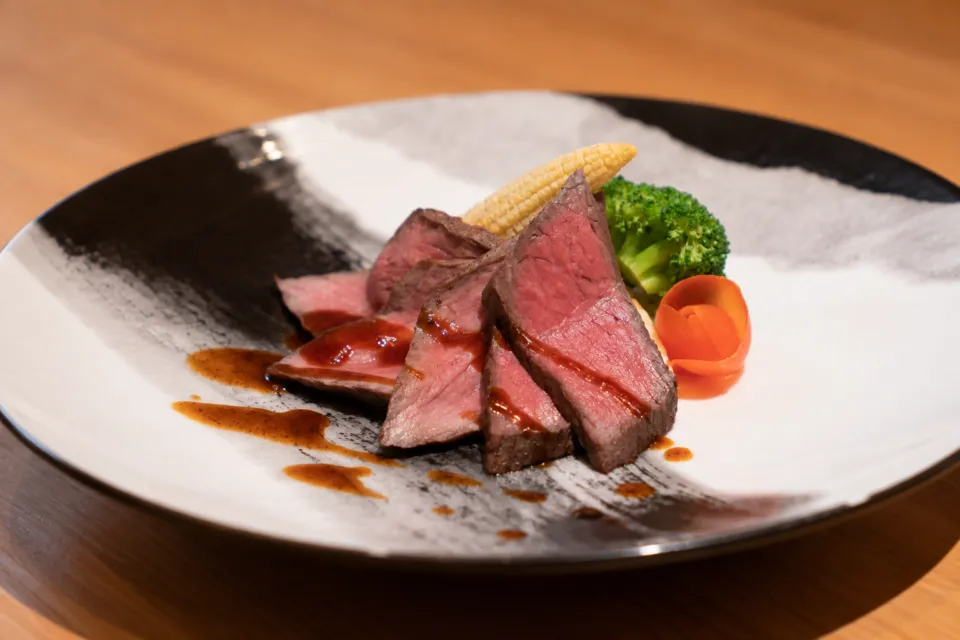 本館古勢起屋の皿に盛られた牛肉料理
