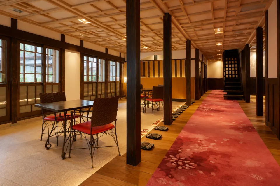 本館古勢起屋の土間と木床が続く玄関ホール