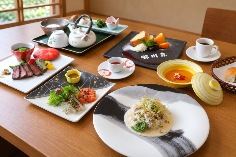 本館古勢起屋の器に盛られた夕食の料理