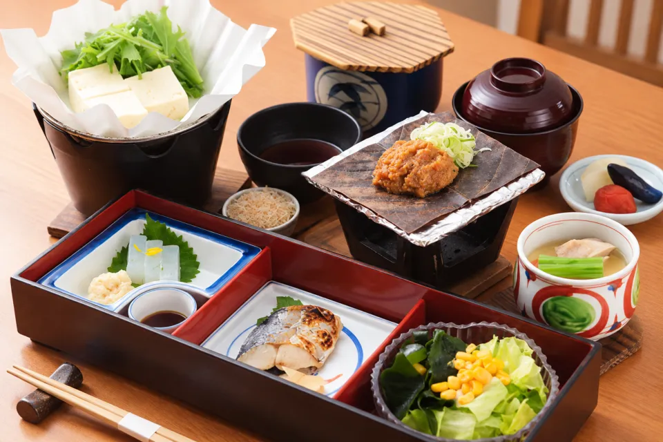 宝生閣の朴葉味噌の朝食