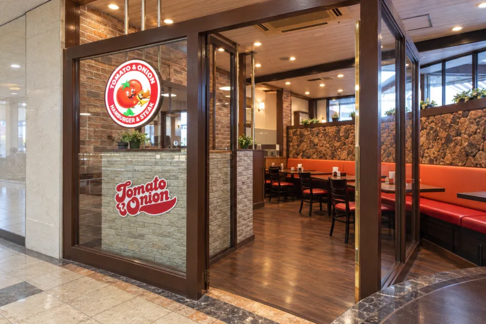 ホテル・アルファ-ワン津山の館内トマトアンドオニオンの入口