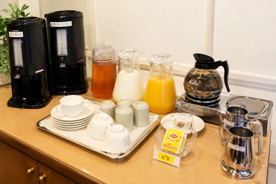 ホテル ブリランテ武蔵野の朝食会場の飲み物コーナー