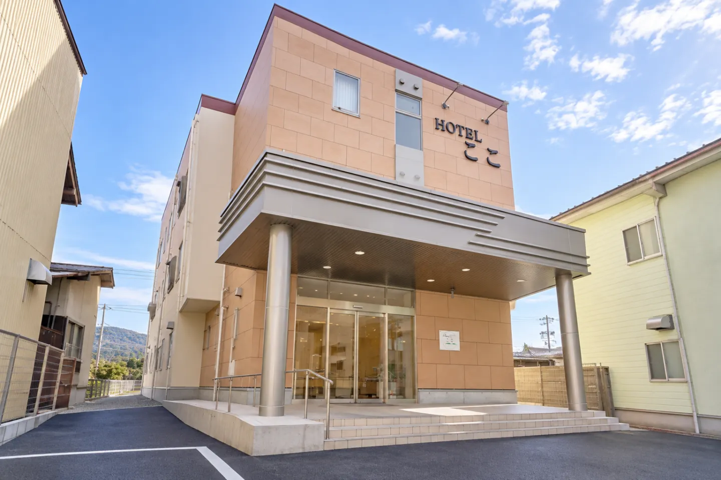 HOTELここの正面外観と入口