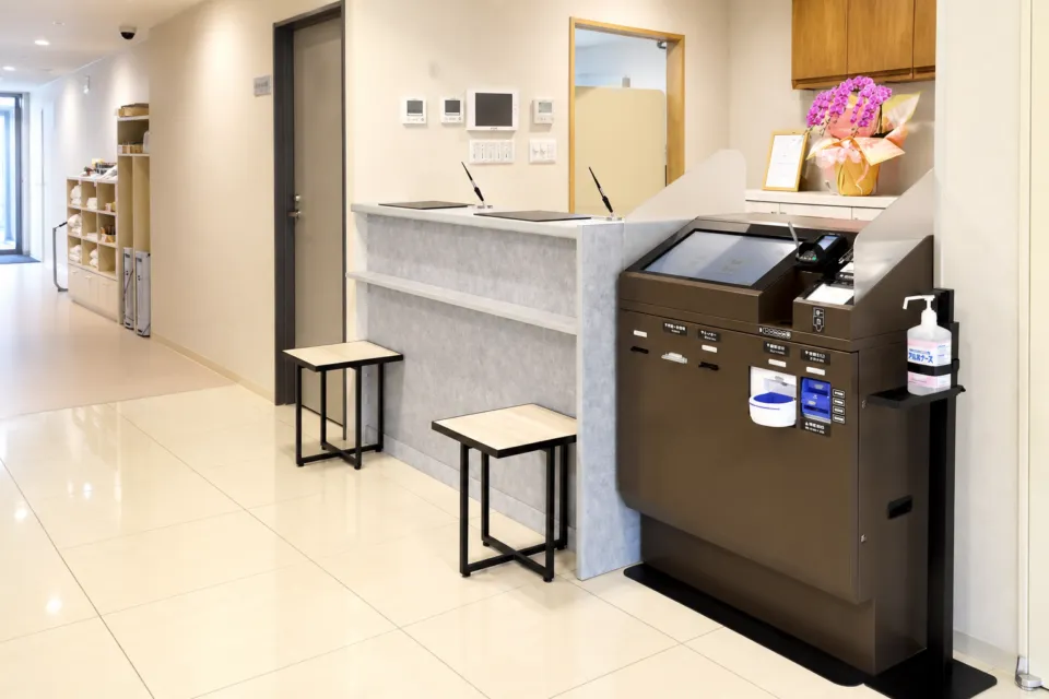 HOTELここのフロントと自動チェックイン機